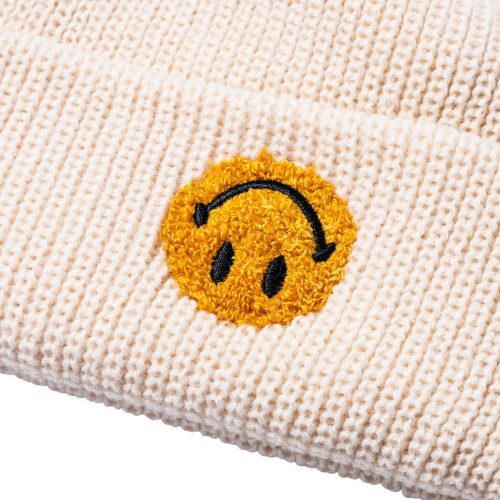 390000453 SMILEYUPSIDEDOWNBEANIE ECRU 02